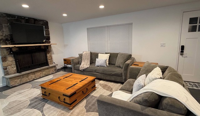 Newly Renovated Cozy & Chic 3-bedroom house near Lake Wallenpaupack