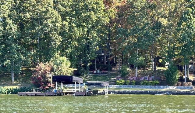 Newly renovated cozy lake house retreat on Lake Oconee, waterfront lot!