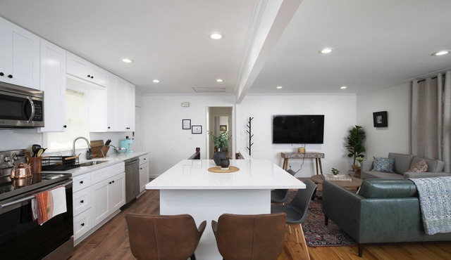 Newly Renovated Cozy Rustic Home l 10 min from Truist Park