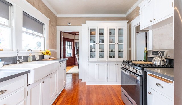 Newly Renovated Craftsman minutes to Claremont Village & Colleges.