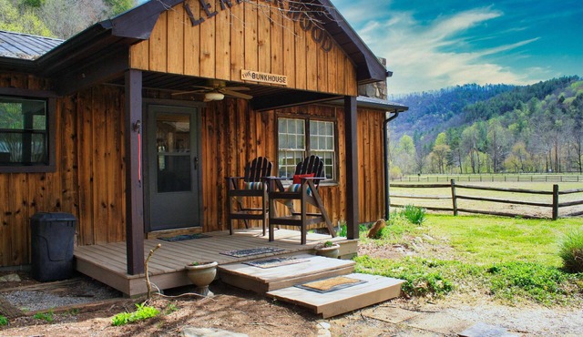 Newly Renovated, Cute Cabin On Horse Farm,WiFI,Hot Tub,Pet-Friendly
