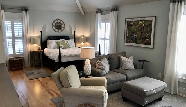 Newly renovated detached garage studio apartment 5 miles from downtown!