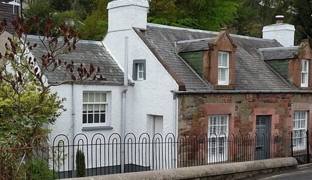 Newly Renovated Detached Period Cottage - Walking Distance to Melrose!