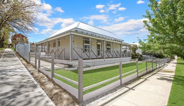 Newly renovated, dog-friendly, 5 minute walk to town!