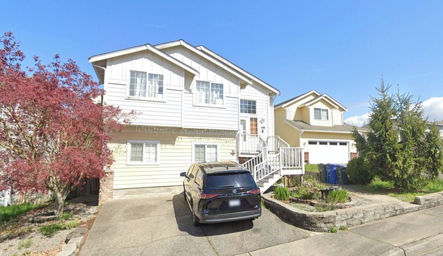 Newly Renovated Downstairs 3BR/2BA Suite — Near Airport + Laundry + Parking