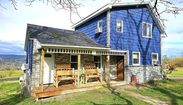 Newly Renovated Farm House with Lake View