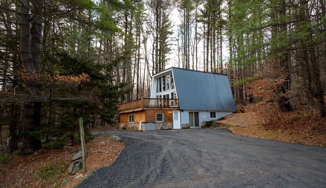 Newly renovated family friendly Chalet minutes to skiing!