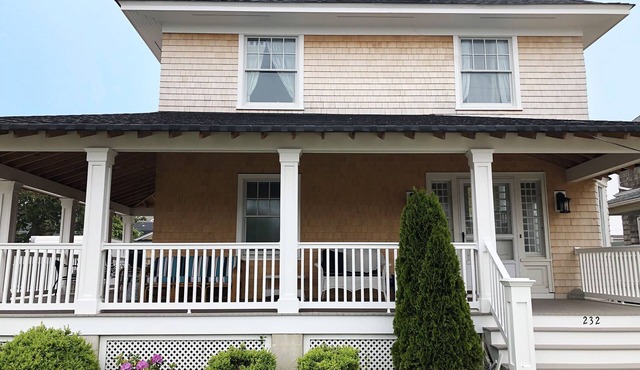 Newly renovated family beach house, walking distance to everything!