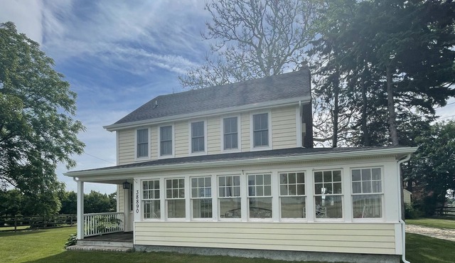 Newly renovated farmhouse in wine country nearby local beaches