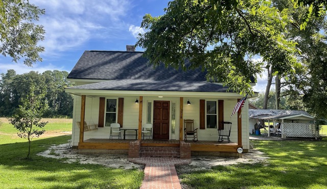 Newly renovated farmhouse less than 30 minutes to Myrtle Beach!
