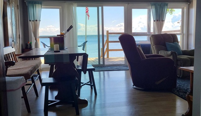 Newly renovated FOR 2020 VACATION SEASON! No steps, walk to lake!