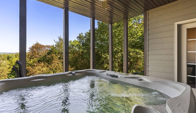 Newly Renovated, Free SDC tickets, Gated Community, Hot Tub, Air Hockey, Foosball, Board Games!