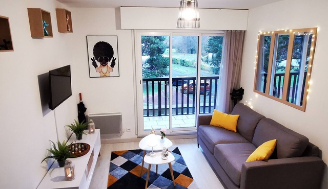 Newly renovated apartment, close to the beach and the Casino. 7mn walk to the beach.