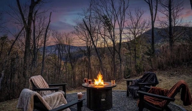 Newly Renovated! Fresh Design, Pool, Hot Tub, Fishing!
