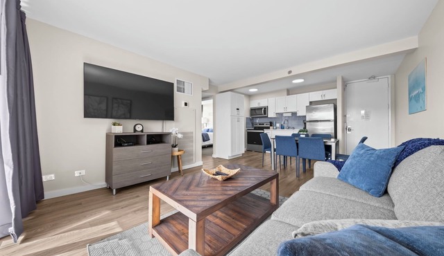 Newly renovated, FREE PARKING, STUNNING Diamond Head and ocean views!