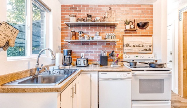 Newly renovated/furnished getaway with hot tub and adorable decor - dogs OK