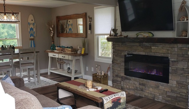 Newly Renovated. Gorgeous Retreat w/seasonal waterfall view! Dogs under 25 LBS
