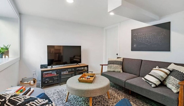 Newly Renovated Hawthorne Retreat- Private Apt!