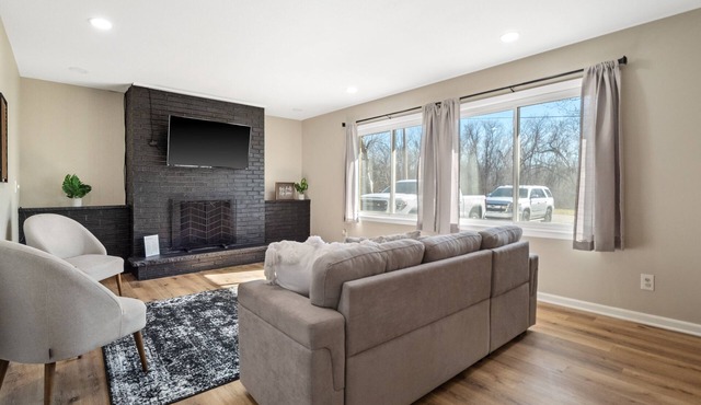 Newly Renovated House only 4 minutes to Arrowhead Stadium! Newly remodeled home