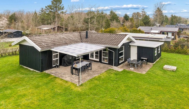 Newly renovated holiday home 150 m from fjord