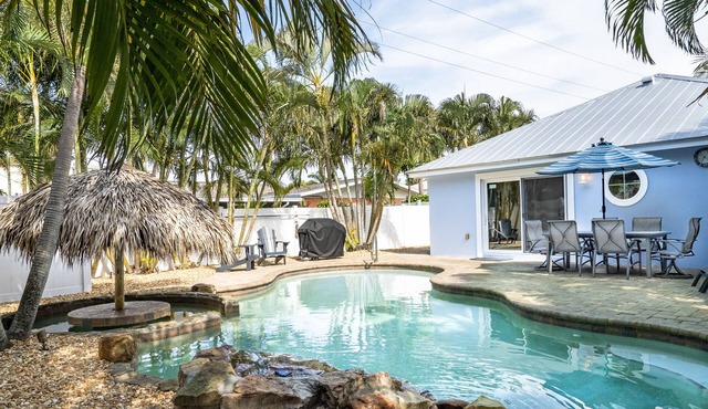 Newly renovated home/PRIVATE, NOT SHARED POOL, 6 min. WALK TO BEACH