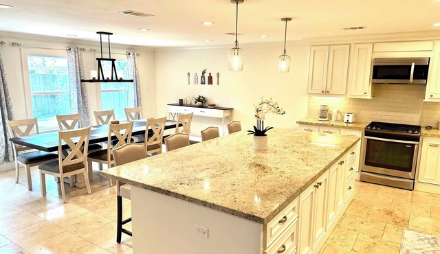 Newly Renovated Home, Centrally Located, Sleeps 10
