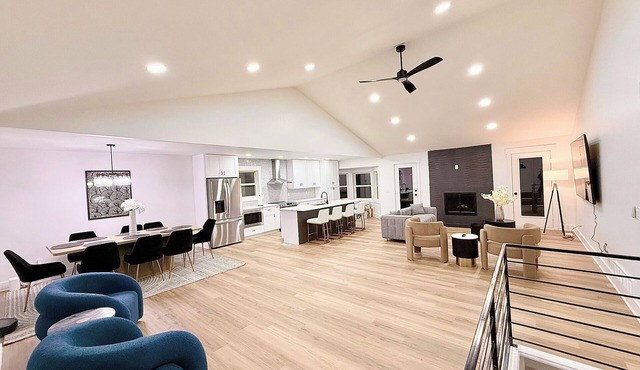 Newly Renovated Home. Game Room, Large Deck with Grill, TVs in every room
