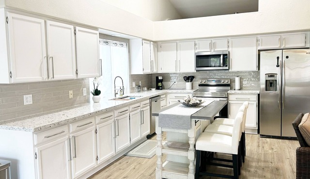 Newly renovated home, heated pool, near spring training, Westgate & State Farm