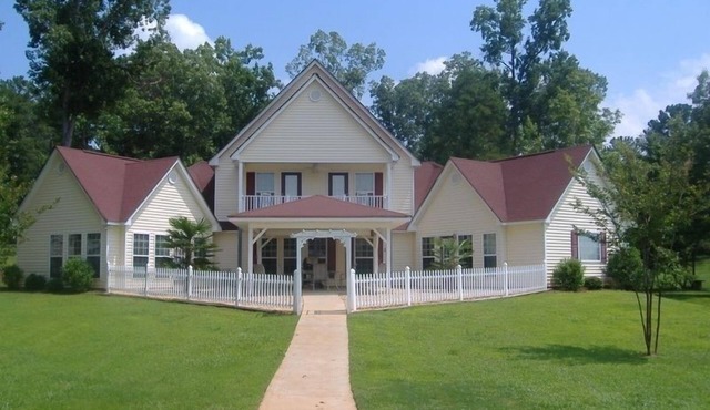 Newly Renovated Home On Beautiful Lake Sinclair - new DISCOUNTED rates!