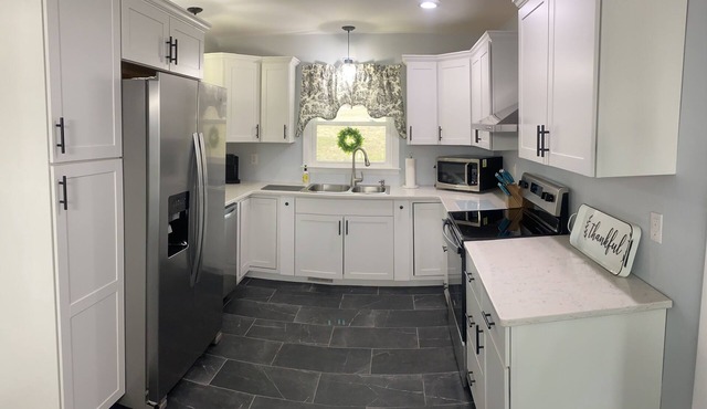 Newly renovated home! One block from Back of the Dragon-Close to downtown Marion