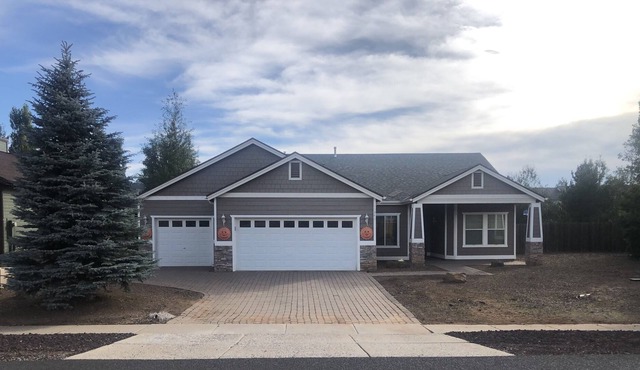 Newly renovated home in Pines ~ The perfect family vacation with comfort!