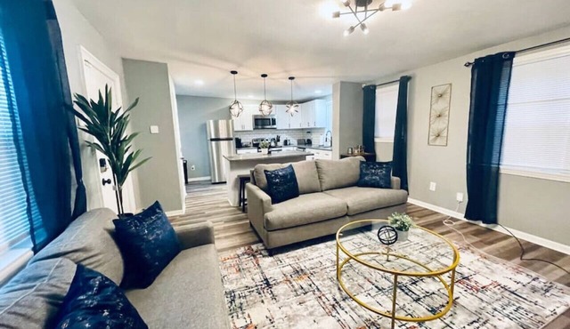 Newly Renovated Home, Fenced Yard, Rec Room with Foosball and WiFi!