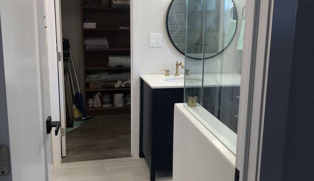 Newly Renovated Home- 4 mins from the beach!