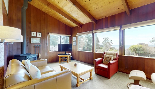 Newly Renovated Home with Ocean Views, Private Hot Tub - One Dog OK