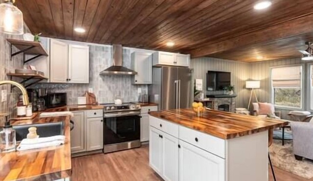 Newly Renovated: Hot Tub, Fire Pit, River, Fishing, and Hiking
