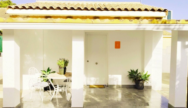 Newly renovated house! Detached villa with swimming pool. All services.
