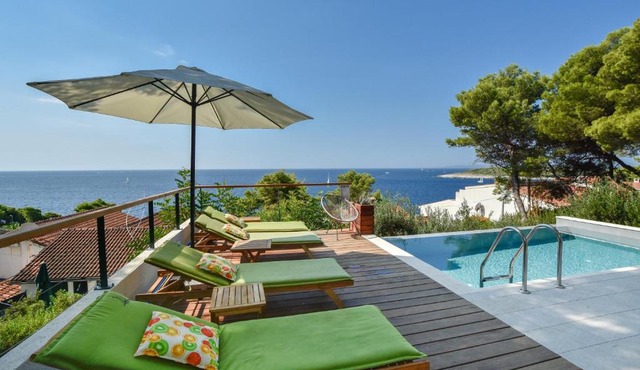 Newly renovated house in the town of Hvar with new pool, sea view and only 100m far from the sea.