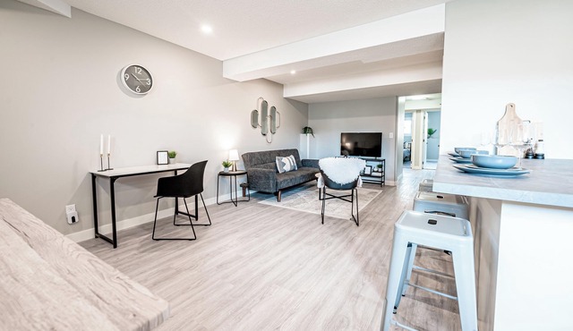 Newly Renovated Inner City 2BR Suite Minutes to DT