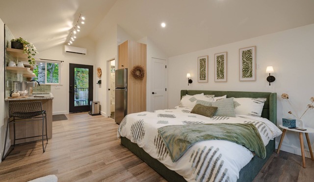 Newly Renovated + King Suite + Steps 2 Town, The Gateway Barn- Newly Renovated!