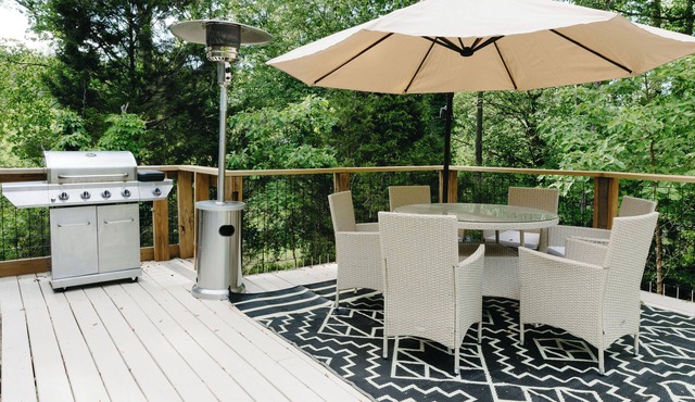 Newly Renovated + King Suite, 4 Queens, Fire pit, Grill + Creek Views