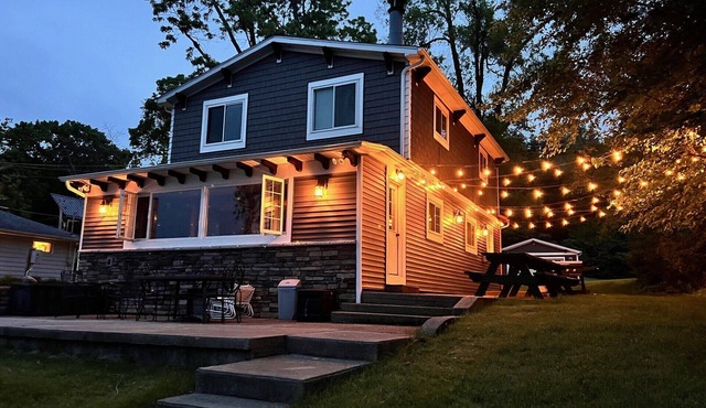 Newly renovated kitchen 2024. Dead end Street, Large Yard, not on a hilltop.