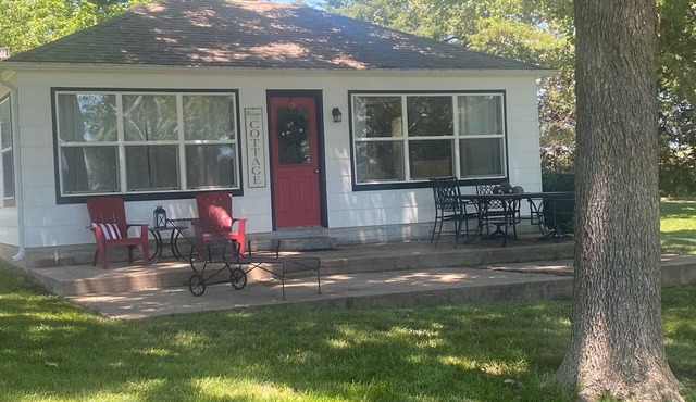 Newly renovated kitchenette. The Cozy cottage at the Marion County Lake.