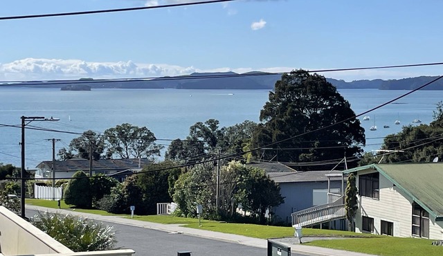 Newly renovated kiwi bach, spectacular ocean views, 2 minutes walk to the beach