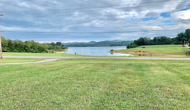 Newly renovated lakehouse with gorgeous lake views