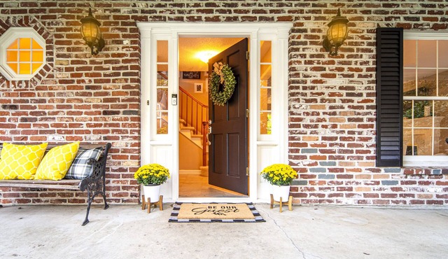 Newly Renovated Lake Oswego Home for the Summer ! Central and Walkable