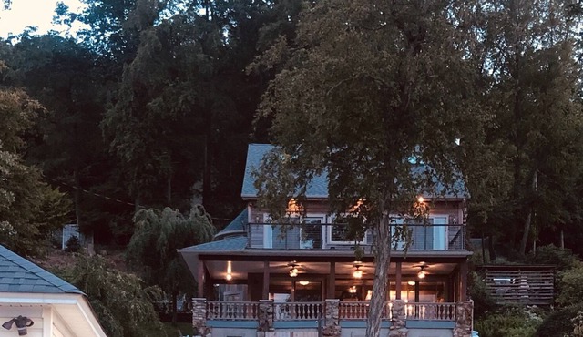 Newly Renovated Lake Front House/Deep Water/ Peaceful....Fun!