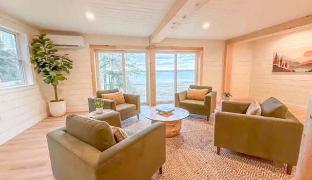 Newly Renovated, Lake House Beauty close to Acadia