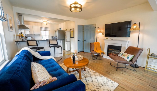 Newly Renovated Lakefront Cottage, Peaceful, Cozy Modern Farmhouse ~Dog Friendly