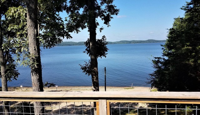 Newly Renovated Lakeside Cottage, Beautiful Lake Views With Adjacent Boat Ramp.