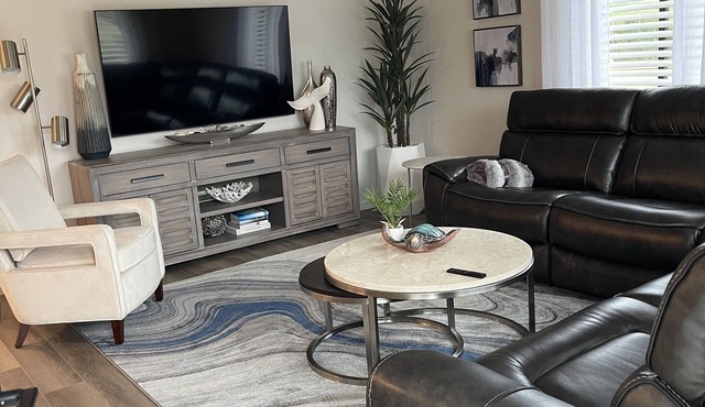Newly renovated Lantana FL condo, All new luxury furnishings, 2 miles from Ocean